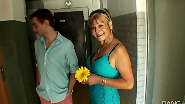 Blonde bombshell Pietra gives a memorable oral performance in mmf threesome