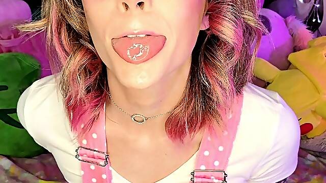 Amateur redhead MILF has facial