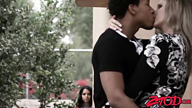 Lustful Julia and Viennas blowjob smut