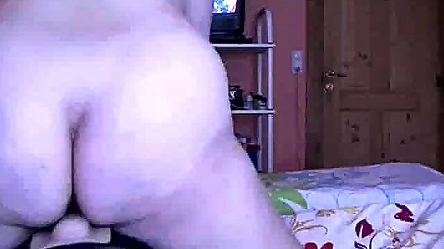 Vild dansk cowgirl rider på sin sybian