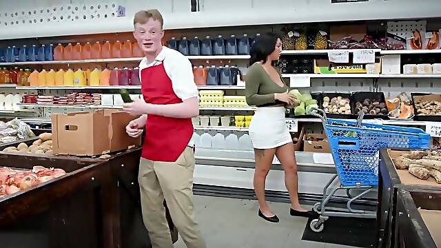 Ashlyn Peaks In Milf Gets Grocery Store Dick