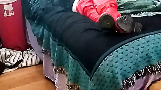 Big beautiful woman Bat Angel Masturbates for U with Her Golden Gloves on!