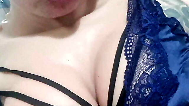 Maddiethebestcd Explodes Into the Mirror with This Huge Cumshot