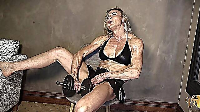 Gianna - Scandalous Biceps