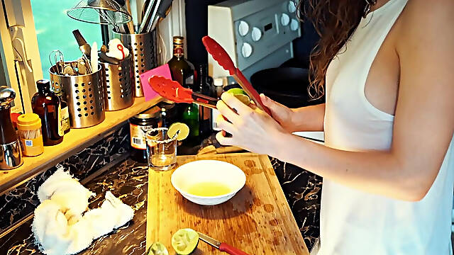 Lemon Juice Vs. Lemon Squeezer